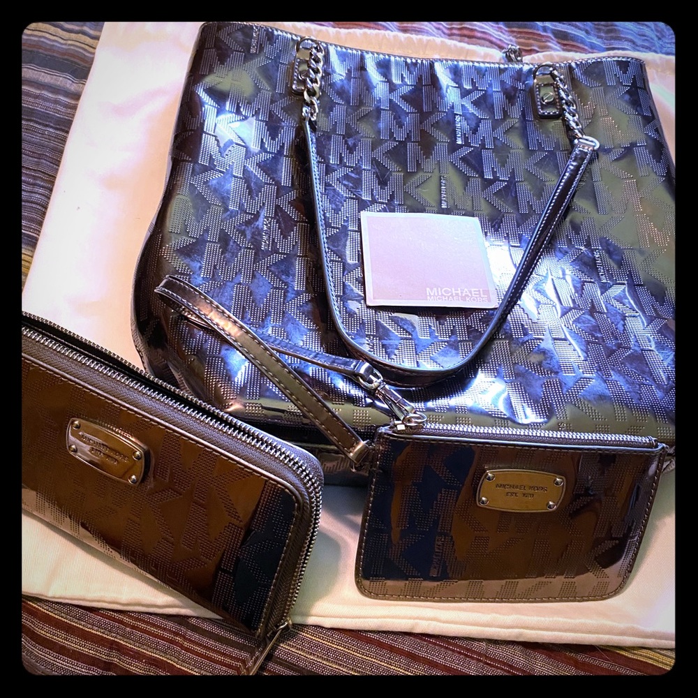 ****🎉SALE🎉***Michael Kors pewter logo set